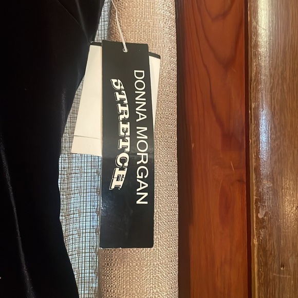 DONNA MORGAN Cropped Velvet Top    Sz 10 🖤✔️ - Picture 2 of 8